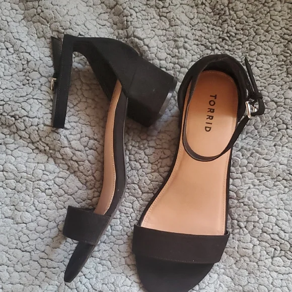 Elegant Torrid 10 WIDE Black Sueded Women's Sandals NWOT - Picture 3 of 13